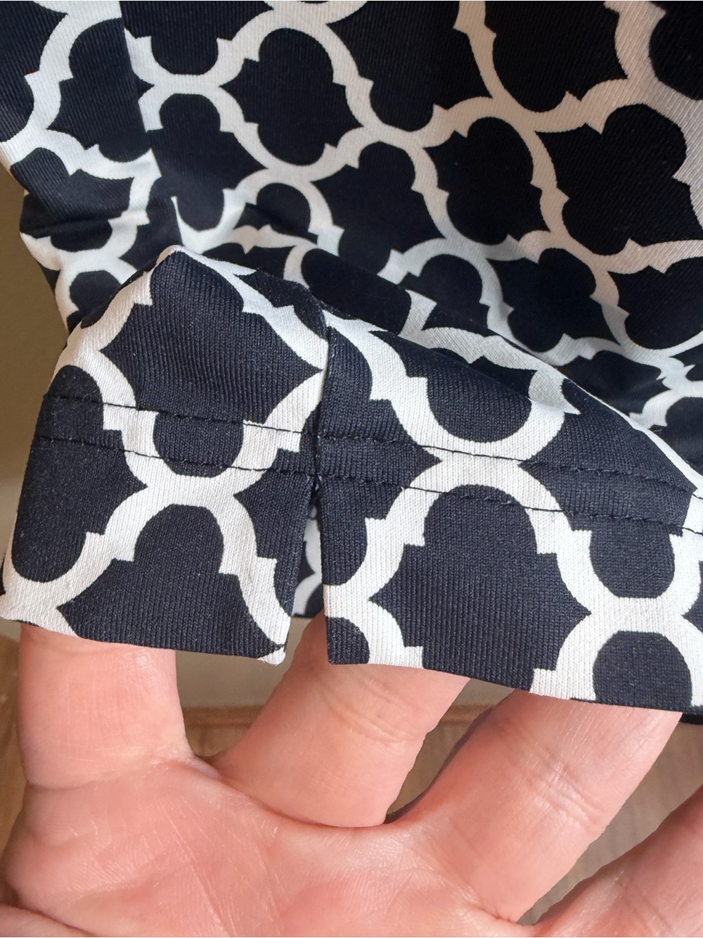 J McLaughlin Black White Quatrefoil Geometric Pull-On Ankle Pants Size Medium - Picture 5 of 9
